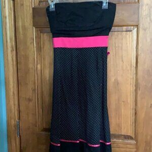 Polka dot strapless dress.🌫